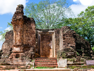 波隆纳鲁沃古城图书馆