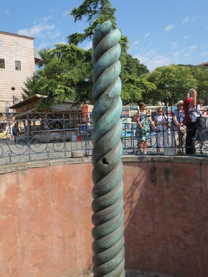 苏丹阿合麦特广场的青铜蛇柱