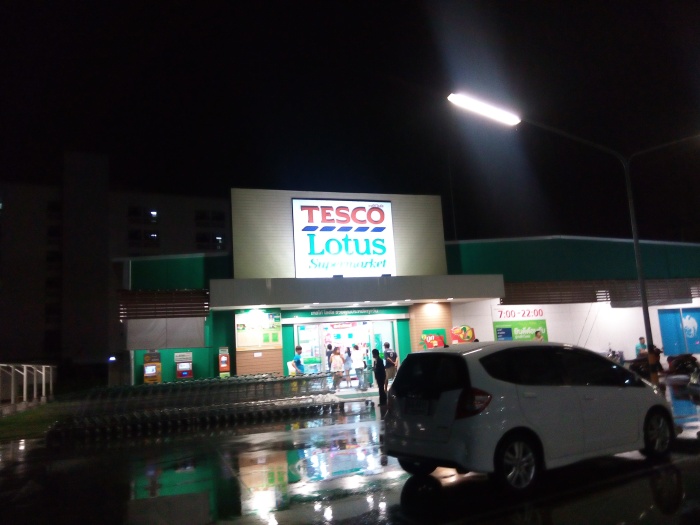 晚上宾馆附近的超市