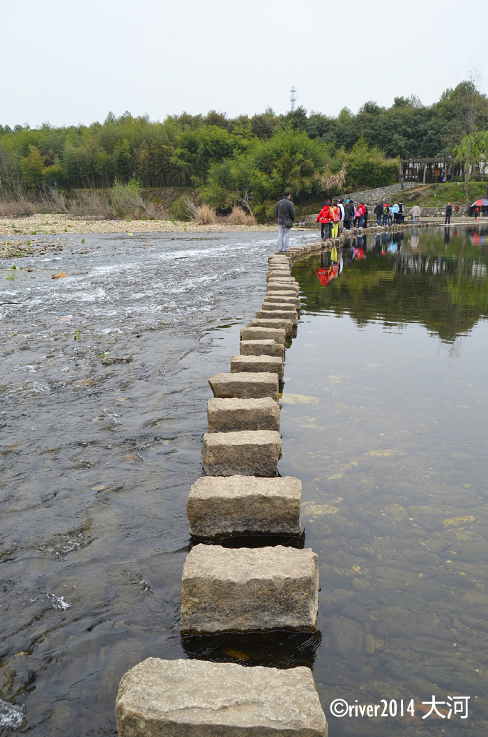 彩虹桥旁边还有一座石磴桥,游览的线路是规划好的,步行走过彩虹桥