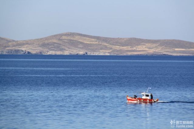 家庭游泳在爱琴海(Mylopotamos海滩，希腊) 库存图片. 图片包括有横向