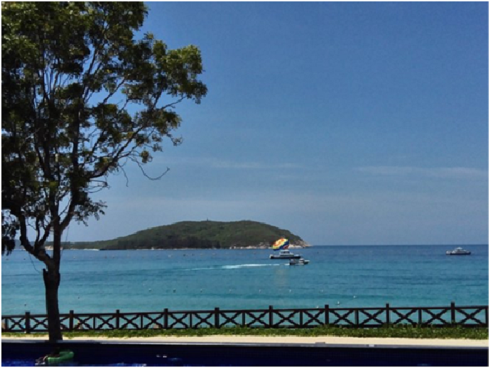 小岛叫野猪岛,是军事管理区,不给游客登陆