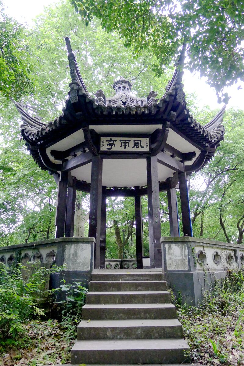 九六一年被列为市级文物保护单位杭州风雨亭图为位于杭州白堤的风雨亭