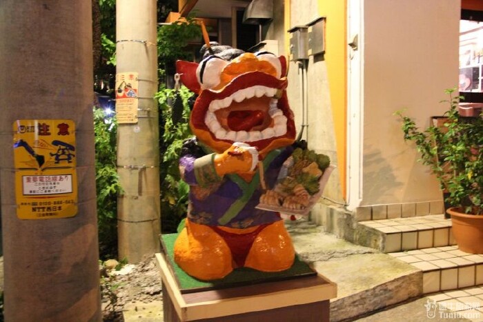 餐馆门口的招牌,还是风狮爷.