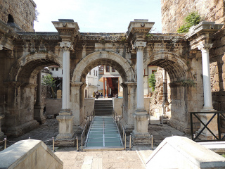 安塔利亚哈德良门