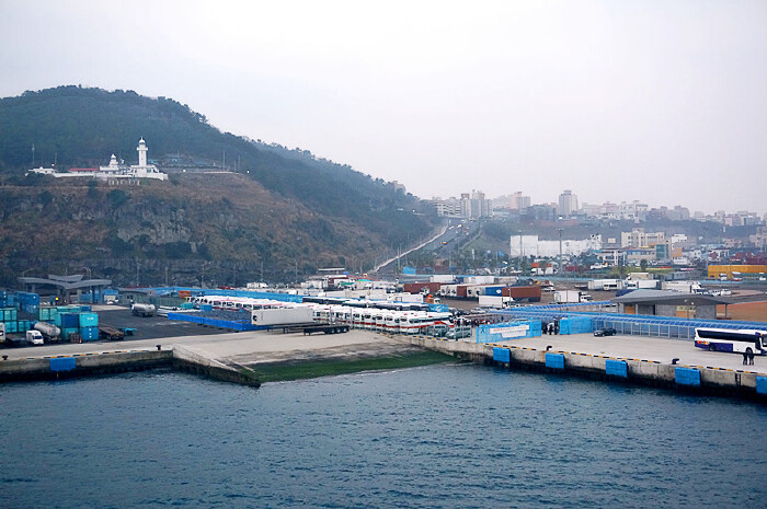 济州岛的港口码头上,排列整齐的观光巴士,已迎候costa游客在此.