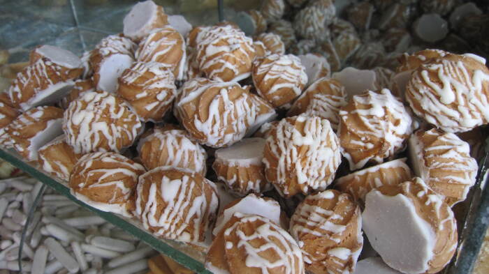 密密想带点新疆特产回内地,于是我陪她去了汉人街.