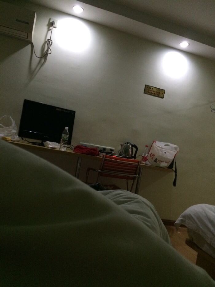 长沙火车站,拍照留恋下,o(∩_∩)o哈哈~ 自拍还被拍了,哎呀呀,房间真