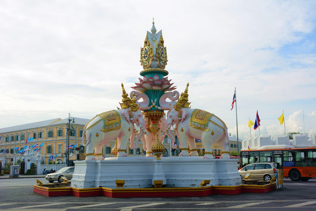 kaew)位於曼谷大王宮的東北角,是泰國最著名的佛寺,也是泰國三大國寶