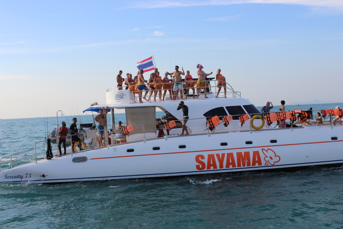 夕阳西下,3艘游艇上的人跳起了欢快的江南style.