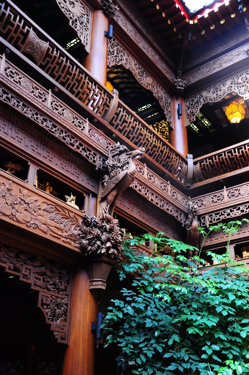 伫立于天井处,似乎置身于一座木雕博物馆