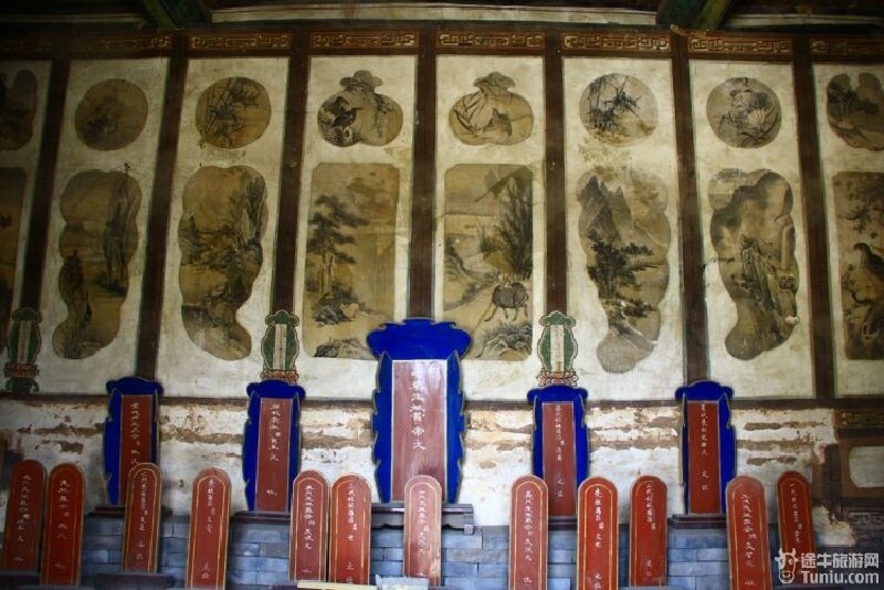 屋脊房梁上有从元朝开始的罗家捐修祠堂的记录.