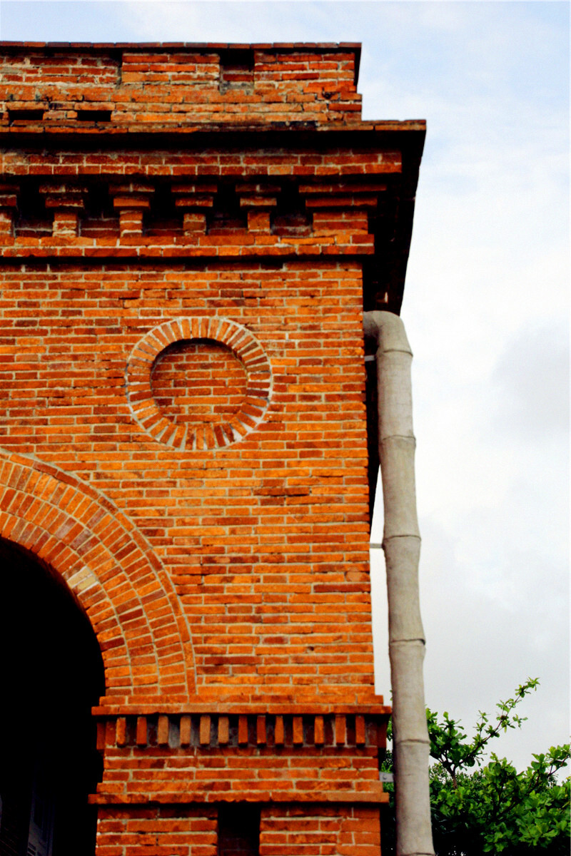 建筑风格上,墙体采用半圆拱圈砖砌,外墙及内墙弧拱砖砌,既有力学之美