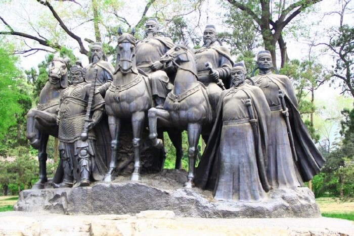 "龙兴晋阳"青铜群雕.古代以山南水北为阳,太原因在晋水之北,故称晋阳.
