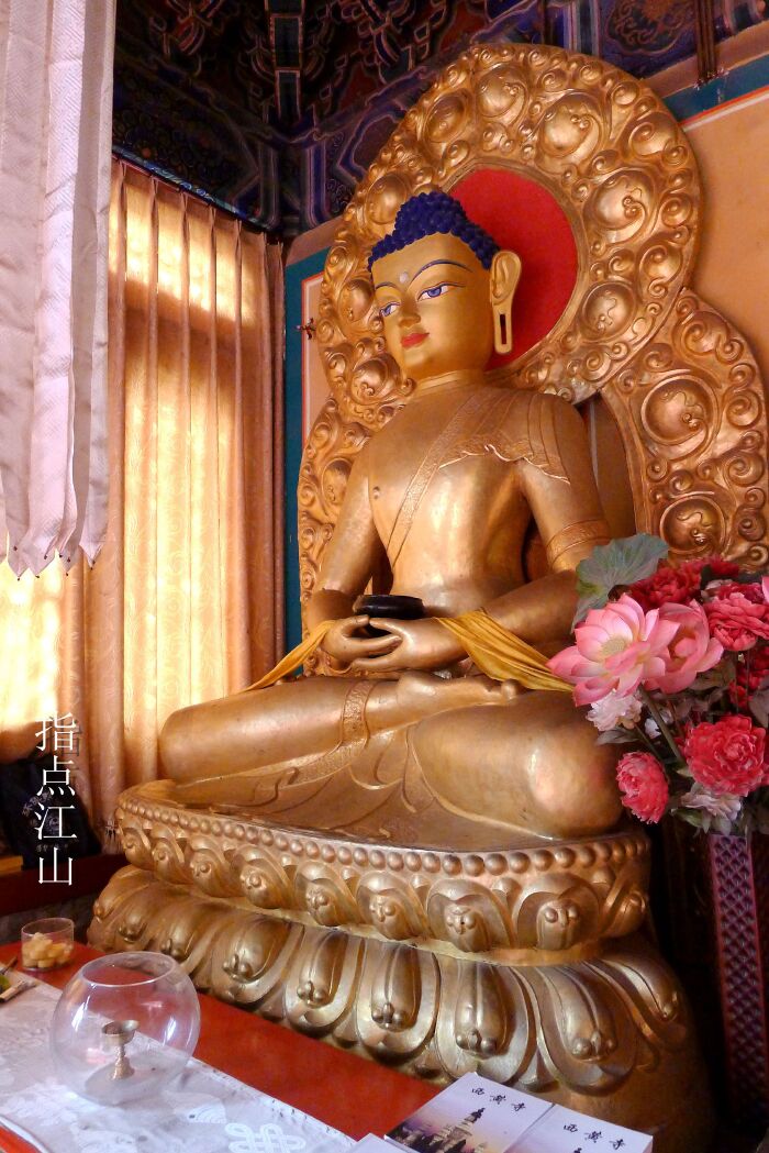 照片显示的是供奉于正殿内的观音,普贤和文殊三位菩萨