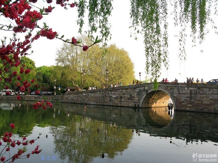 桃红柳绿与【西冷桥】倒影在西湖碧波中,美妙绝伦.