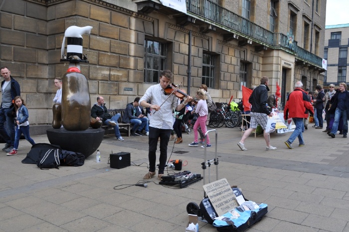 青年学生街头卖艺