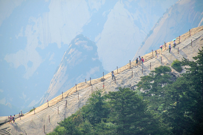 90米,是華山最高主峰,也是五嶽最高峰,古人尊稱它是