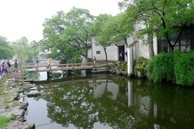 照片显示的是沧浪亭园林门前的小石桥