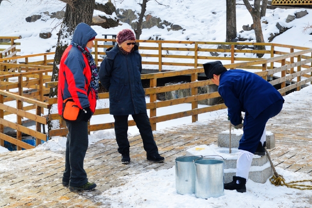 潭坊一座,悬有1891年(清光绪十七年)清德宗景皇帝御书"挹娄泽洽"匾额