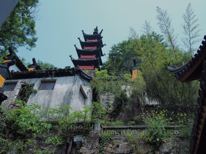 南坡万松岭建有望江亭,在此可俯瞰浩荡长江,江南福虞两山隐约可见.