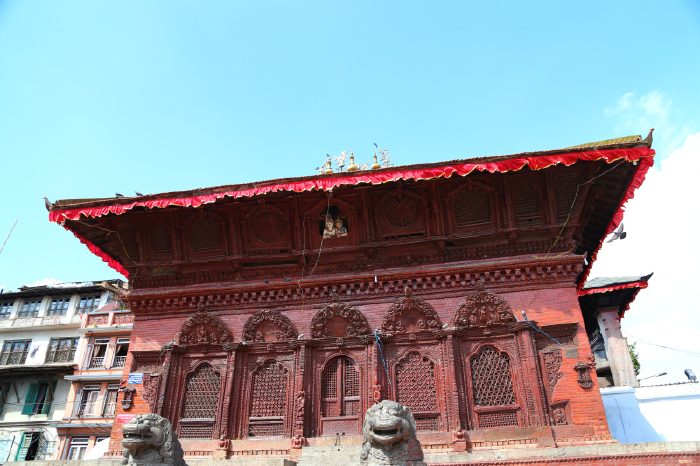 下图左侧是玛珠庙,右侧正在维修的建筑是纳拉扬毗湿奴神庙,又一座供奉