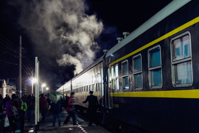 在火车站候车呆到晚上,才登上这列南归的绿皮车