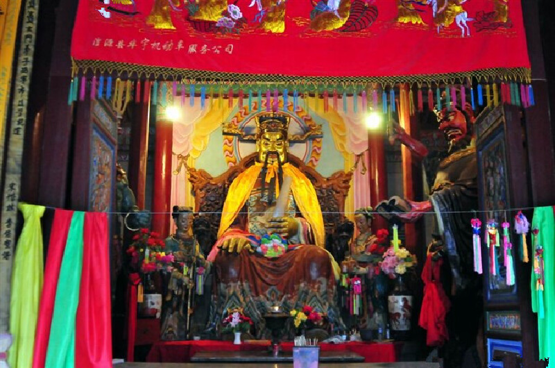 城隍神像左右分别矗立掌管刑罚的工作人员.