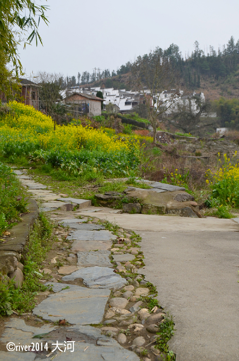 彩虹桥旁边的一条石板小路通向小村子,这个村子依山傍水