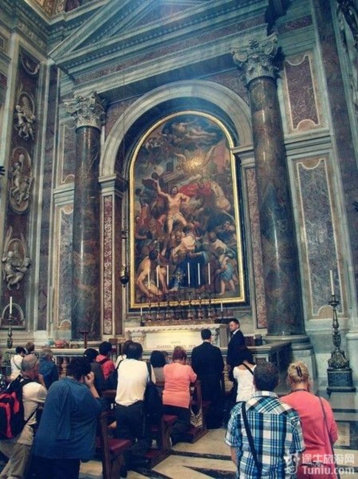 梵蒂冈大教堂里,虔诚的人们在祷告