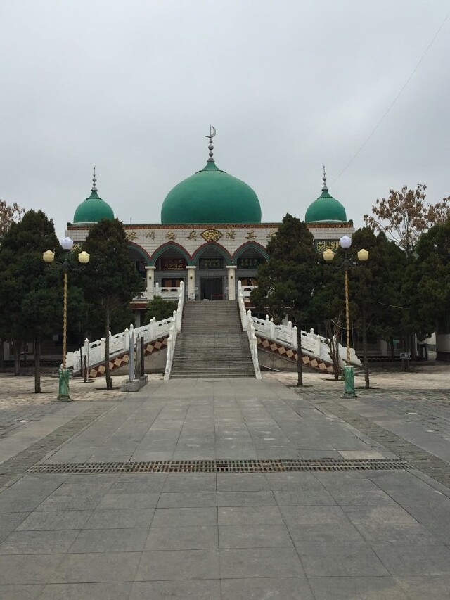 早上睡了个懒觉,上午坐公交到离住处比较近的南关大清真寺逛了一圈,这