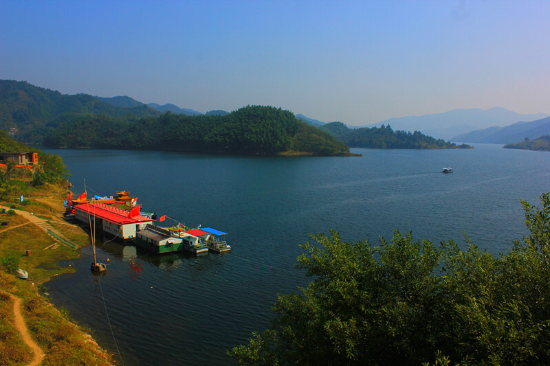 下午时分,我们乘坐游船在水库游览.