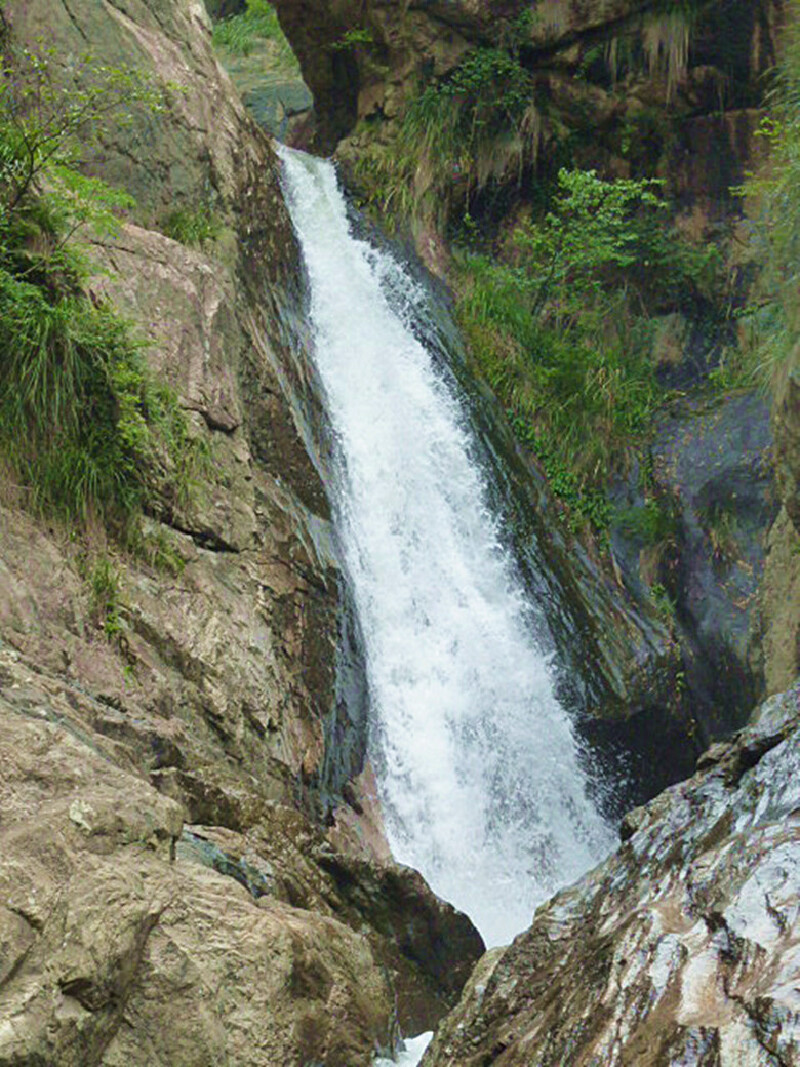 龙涎瀑,哈哈,还真的如巨龙流出的口水呢!