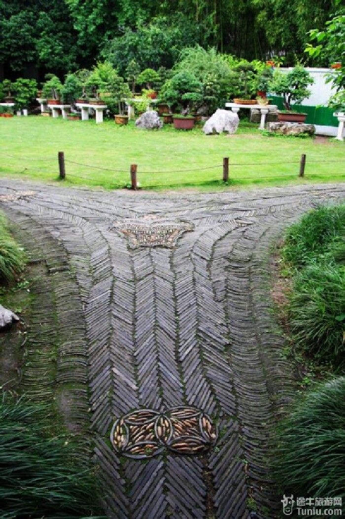 青砖铺路,通往一个小园子走廊的设计颇具匠心造型别致的延晖亭此楼名