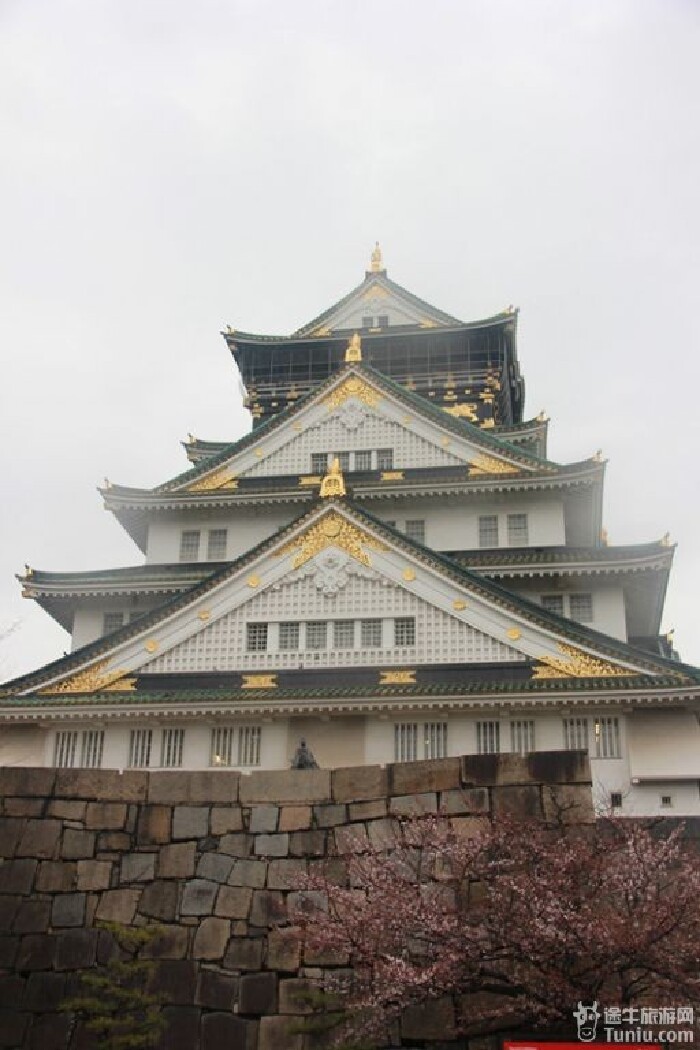 大阪城为幕府战国时代的名将丰臣秀吉所建,那天由于时间很赶,没来得及