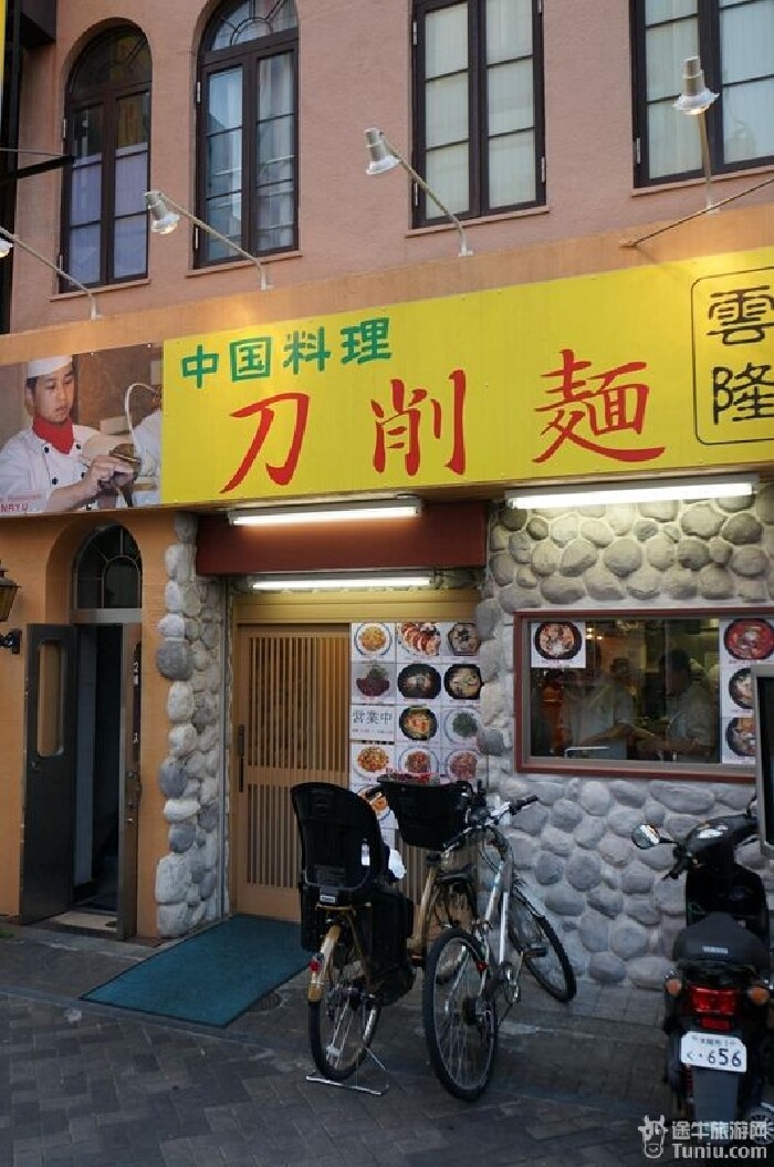 柏青哥店,好多掸子,可惜没时间体验一把
