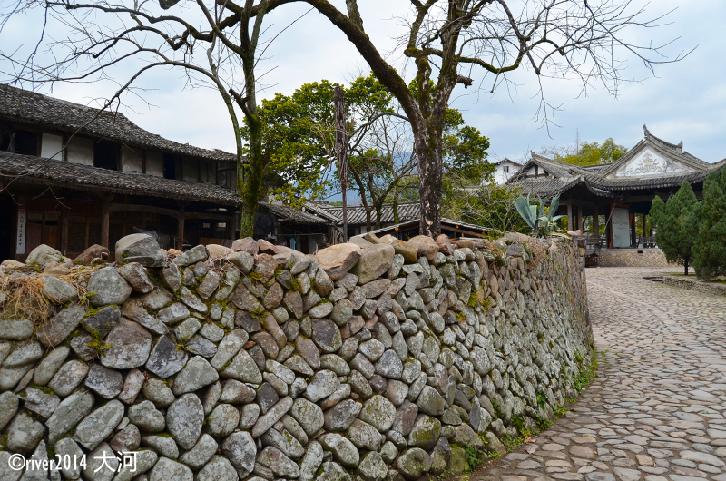 一户人家的院墙都是用石头砌成,极具特色