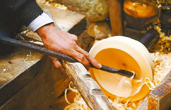 2,加查木碗: 在西藏久员盛名的民族工艺品,取木材独特,做工精致,美观