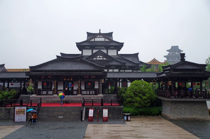 其建筑风格既有汉代民居特点,又有宫殿式建筑风格