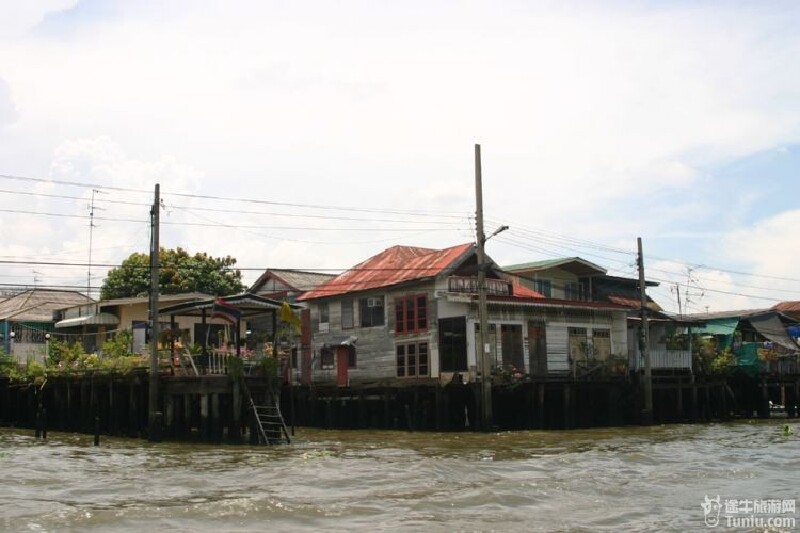 我们在公园有卖面包的,这个是泰国本地的特色鲶鱼,相当的大,差不多都