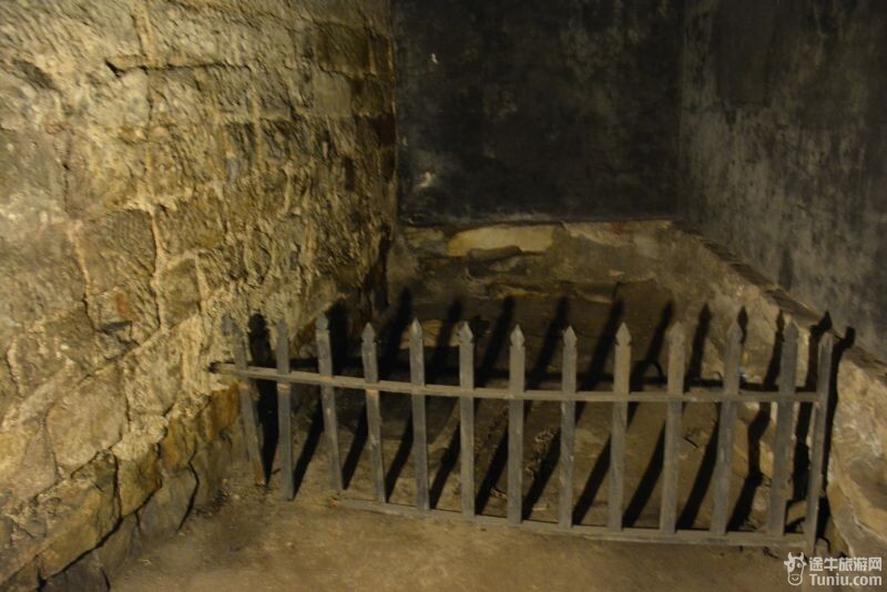 白公馆内保留的当时的场景,卧室,地牢,隔离室,老虎凳,辣椒水