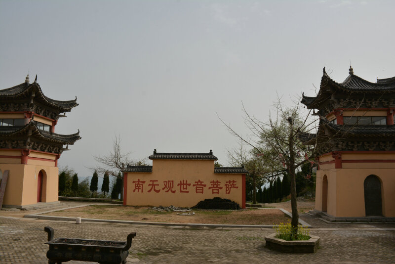 不仅看不到游客,连寺庙的僧人都不曾看到呢;河南信阳鸡公山p80:走累了