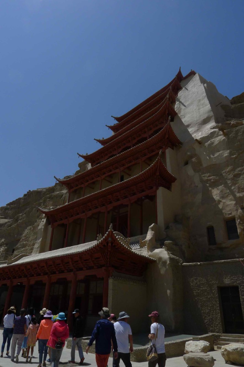 5米,两膝间宽度为12米,是莫高窟的第一大佛,窟前的建筑为九层楼,因其