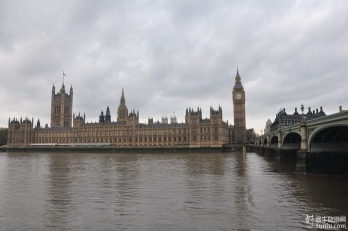 倫敦眼(英文名:the london eye),又稱千禧之輪,是世界第四大摩天輪,是