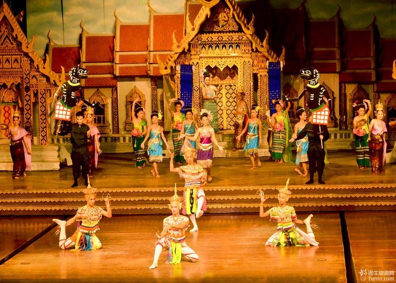 泰国芭提雅剧院打鼓图片