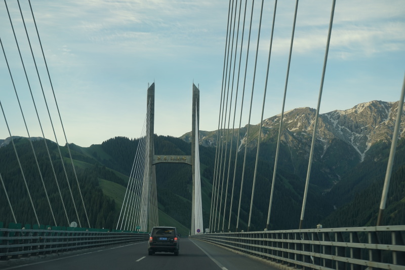 车穿过将军沟隧道——新疆公路史上暗洞最长