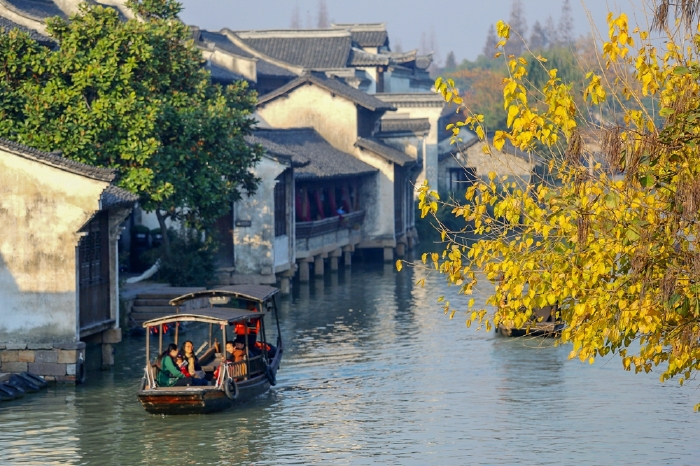 船游西市河,感悟宁静古朴的水乡江南.