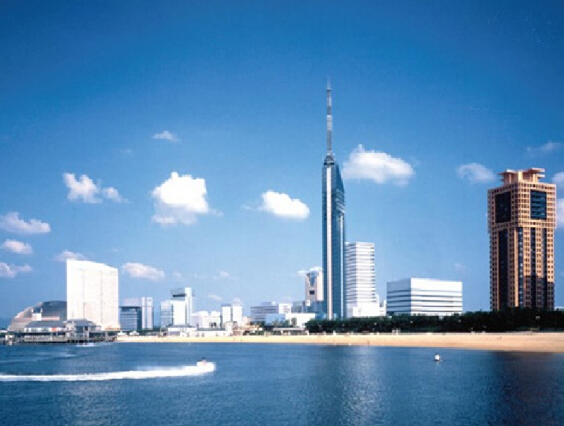 最后说到吃,福冈县特色的小吃是辣味明太子,福冈名牌糕点,八女茶,猪骨