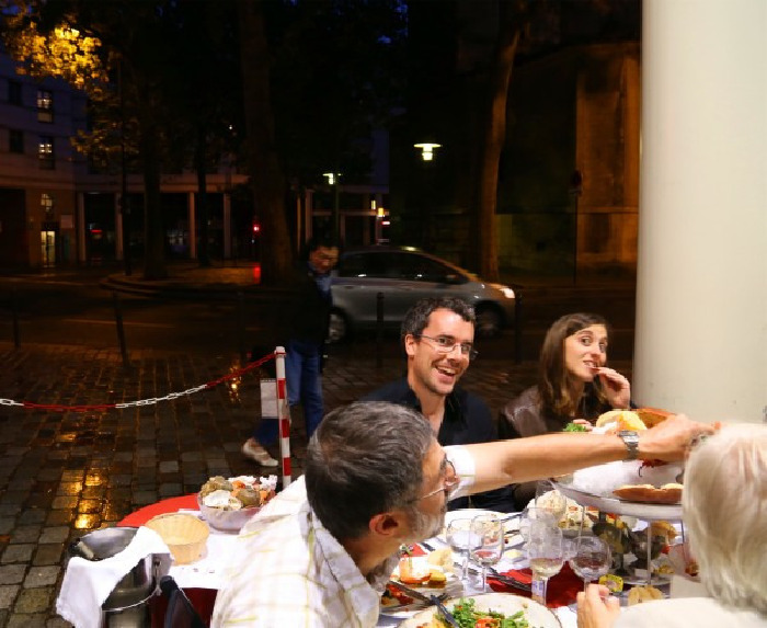 六点半赶到, 远远看见餐厅门前已排起长龙,还有半小时晚餐才开门营业