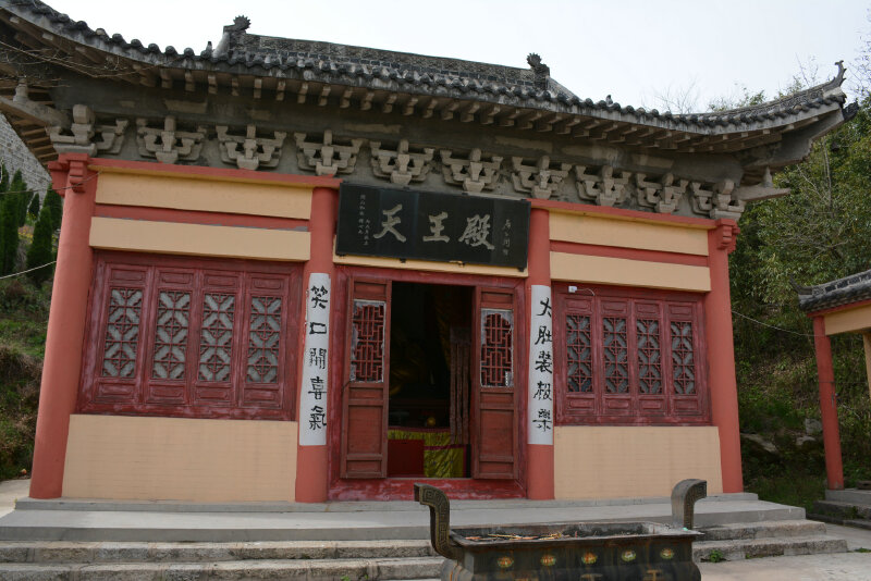 不仅看不到游客,连寺庙的僧人都不曾看到呢;河南信阳鸡公山p80:走累了